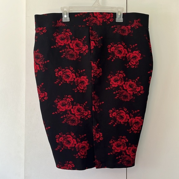 Torrid Size 1 Mid-Length Pencil Skirt (Black/Red) Rose Pattern - Picture 2 of 4